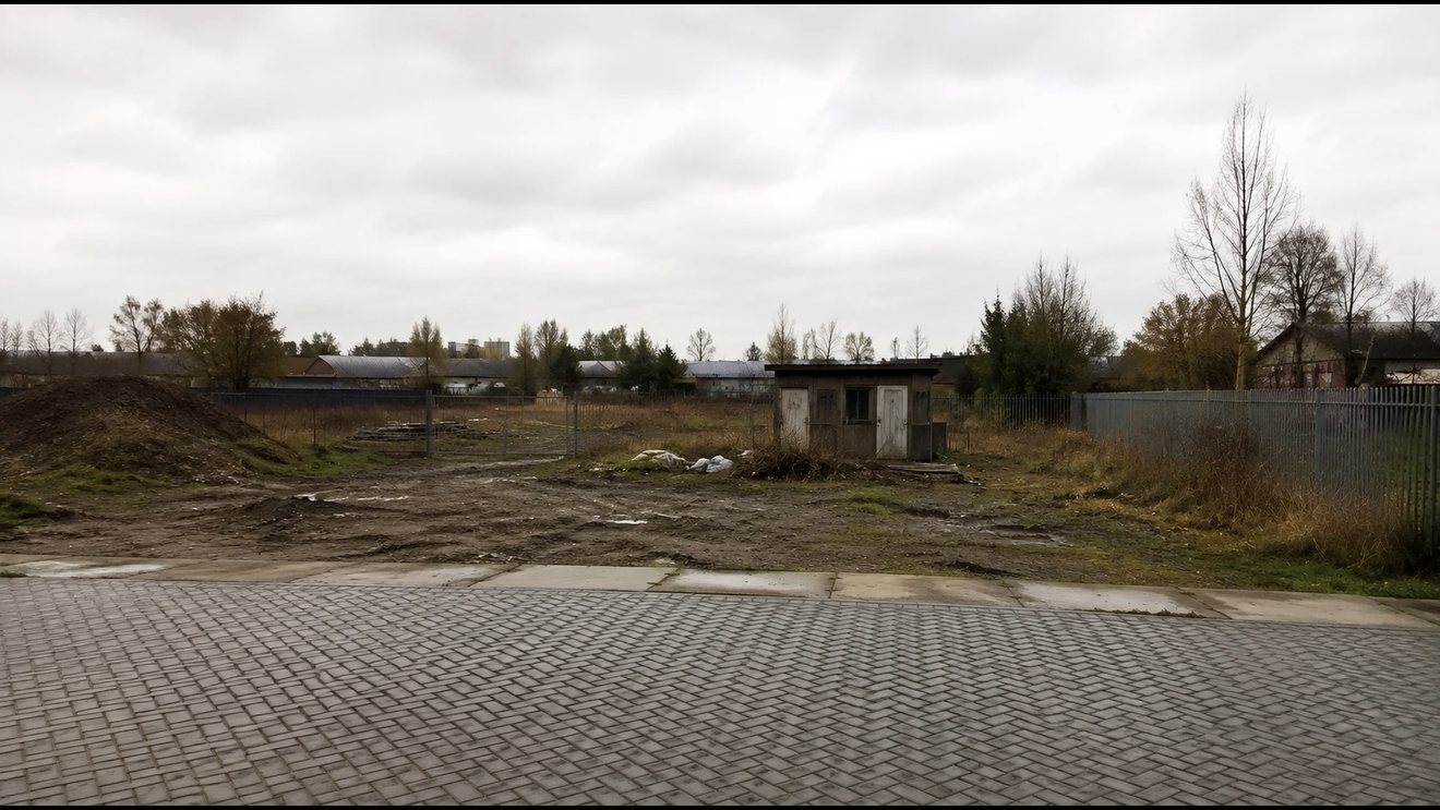 Rommelig, weinig gebruikt terrein aan de rand van een dorp